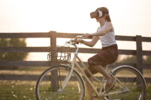 Augmented und Virtual Reality wissenschaftlicher Themen unterwegs erleben, mit Brille auf dem Fahrrad